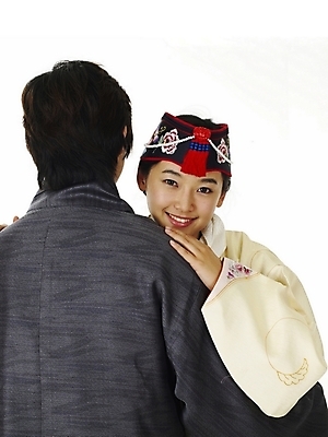 포토 JPG 스튜디오촬영 한국전통 전통 커플 여학생 여자 명절 남자 남학생 포즈 부분 청소년 고등학생 사람 상반신 두명 10대 친구 한국인 전통의상 한복 십대만 국내포토 학생 기념일 관계 한국 실내 동양인 파일형식