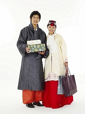 포토 JPG 스튜디오촬영 전신 한국전통 전통 커플 여학생 여자 명절 남자 남학생 포즈 가방 청소년 고등학생 선물 누끼 사람 두명 10대 친구 선물상자 쇼핑백 한국인 전통의상 한복 십대만 국내포토 학생 잡화 기념일 관계 한국 실내 동양인 상자 파일형식