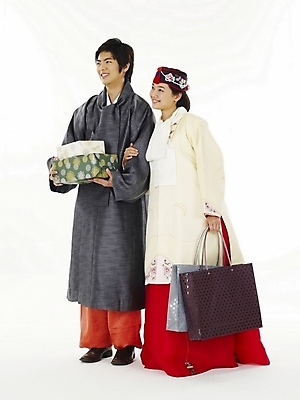 포토 JPG 스튜디오촬영 전신 한국전통 전통 커플 여학생 여자 명절 남자 남학생 포즈 가방 청소년 고등학생 선물 누끼 사람 두명 10대 친구 선물상자 쇼핑백 한국인 전통의상 한복 십대만 국내포토 학생 잡화 기념일 관계 한국 실내 동양인 상자 파일형식