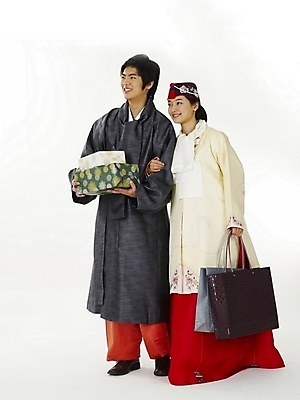 포토 JPG 스튜디오촬영 전신 한국전통 전통 커플 여학생 여자 명절 남자 남학생 포즈 가방 청소년 고등학생 선물 누끼 사람 두명 10대 친구 선물상자 쇼핑백 한국인 전통의상 한복 십대만 국내포토 학생 잡화 기념일 관계 한국 실내 동양인 상자 파일형식