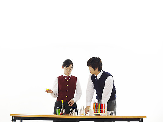 포토 JPG 스튜디오촬영 학생 여학생 여자 교육 남자 교복 남학생 과학 포즈 부분 청소년 탁자 고등학생 수업 실험기구 실험 사람 상반신 두명 친구 스쿨라이프 한국인 책상 시험관 비커 과학교육 실습 유리관 시험관대 십대만 국내포토 라이프스타일 옷 가구 학교 관계 실내 동양인 파일형식