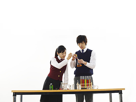 포토 JPG 스튜디오촬영 학생 여학생 여자 교육 남자 교복 남학생 과학 포즈 부분 청소년 탁자 고등학생 수업 실험기구 실험 사람 상반신 두명 친구 스쿨라이프 한국인 책상 시험관 비커 과학교육 실습 유리관 시험관대 십대만 국내포토 라이프스타일 옷 가구 학교 관계 실내 동양인 파일형식