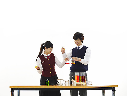 포토 JPG 스튜디오촬영 학생 여학생 여자 교육 남자 교복 남학생 과학 포즈 부분 청소년 탁자 고등학생 수업 실험기구 실험 사람 상반신 두명 친구 스쿨라이프 한국인 책상 시험관 비커 과학교육 실습 유리관 시험관대 십대만 국내포토 라이프스타일 옷 가구 학교 관계 실내 동양인 파일형식