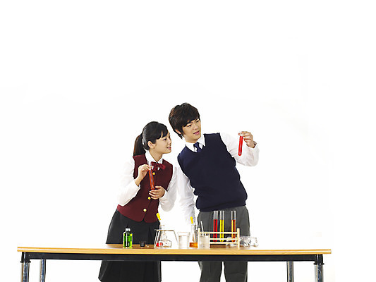 포토 JPG 스튜디오촬영 학생 여학생 여자 교육 남자 교복 남학생 과학 부분 청소년 탁자 고등학생 수업 실험기구 실험 사람 상반신 두명 친구 스쿨라이프 한국인 책상 시험관 비커 과학교육 실습 유리관 시험관대 십대만 국내포토 라이프스타일 옷 가구 학교 관계 실내 동양인 파일형식