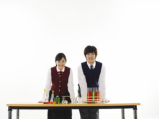 포토 JPG 스튜디오촬영 학생 여학생 여자 교육 남자 교복 남학생 과학 부분 청소년 탁자 고등학생 수업 실험기구 실험 사람 상반신 두명 친구 스쿨라이프 한국인 책상 시험관 비커 과학교육 실습 유리관 시험관대 십대만 국내포토 라이프스타일 옷 가구 학교 관계 실내 동양인 파일형식