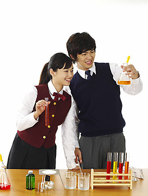 포토 JPG 스튜디오촬영 학생 여학생 여자 교육 남자 교복 남학생 과학 부분 청소년 탁자 고등학생 수업 실험기구 실험 사람 상반신 두명 친구 스쿨라이프 한국인 스포이트 책상 시험관 비커 과학교육 실습 유리관 알코올램프 시험관대 십대만 국내포토 라이프스타일 옷 가구 학교 관계 실내 동양인 피펫 파일형식