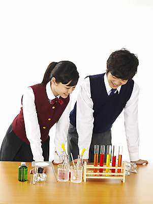 포토 JPG 스튜디오촬영 학생 여학생 여자 교육 남자 교복 남학생 과학 부분 청소년 탁자 고등학생 수업 실험기구 실험 사람 상반신 두명 친구 스쿨라이프 한국인 스포이트 책상 시험관 비커 과학교육 실습 유리관 알코올램프 시험관대 유리막대 십대만 국내포토 라이프스타일 옷 가구 학교 관계 실내 동양인 막대 피펫 파일형식
