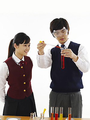 포토 JPG 스튜디오촬영 학생 여학생 여자 교육 남자 교복 남학생 과학 부분 청소년 고등학생 수업 실험기구 실험 사람 상반신 두명 친구 스쿨라이프 한국인 스포이트 시험관 비커 과학교육 실습 보안경 유리관 시험관대 십대만 국내포토 라이프스타일 옷 학교 관계 실내 동양인 안전장비 피펫 파일형식