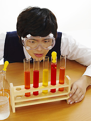 포토 JPG 스튜디오촬영 학생 교육 남자 교복 남학생 과학 부분 청소년 탁자 고등학생 수업 실험기구 실험 한명 사람 상반신 10대 스쿨라이프 한국인 책상 시험관 비커 과학교육 실습 보안경 유리관 시험관대 남자만 남자한명만 십대만 십대남자만 십대남자한명만 국내포토 1 라이프스타일 옷 가구 학교 실내 동양인 안전장비 파일형식