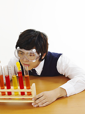 포토 JPG 스튜디오촬영 학생 교육 남자 교복 남학생 과학 부분 청소년 탁자 고등학생 수업 실험기구 실험 한명 사람 상반신 10대 스쿨라이프 한국인 책상 시험관 비커 과학교육 실습 보안경 유리관 시험관대 남자만 남자한명만 십대만 십대남자만 십대남자한명만 국내포토 1 라이프스타일 옷 가구 학교 실내 동양인 안전장비 파일형식