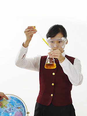 포토 JPG 스튜디오촬영 학생 여학생 여자 교육 교복 과학 부분 청소년 고등학생 수업 실험기구 실험 한명 사람 상반신 10대 지구본 스쿨라이프 한국인 스포이트 시험관 비커 과학교육 실습 보안경 여자만 여자한명만 십대만 십대여자만 십대여자한명만 국내포토 1 라이프스타일 옷 학교 실내 동양인 안전장비 피펫 파일형식