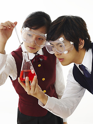 포토 JPG 스튜디오촬영 학생 여학생 여자 교육 남자 교복 남학생 과학 부분 청소년 고등학생 수업 실험기구 실험 사람 상반신 두명 친구 스쿨라이프 한국인 시험관 비커 과학교육 실습 보안경 유리막대 십대만 국내포토 라이프스타일 옷 학교 관계 실내 동양인 막대 안전장비 파일형식