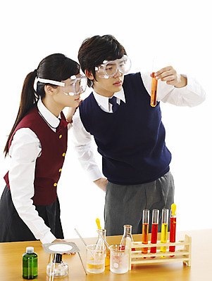 포토 JPG 스튜디오촬영 학생 여학생 여자 교육 남자 교복 남학생 과학 부분 청소년 탁자 고등학생 수업 실험기구 실험 사람 상반신 두명 친구 스쿨라이프 한국인 스포이트 책상 시험관 비커 과학교육 실습 보안경 유리관 알코올램프 시험관대 유리막대 십대만 국내포토 라이프스타일 옷 가구 학교 관계 실내 동양인 막대 안전장비 피펫 파일형식