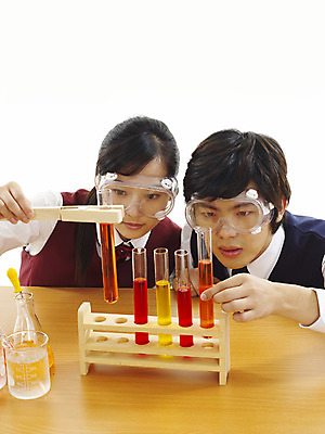 포토 JPG 스튜디오촬영 학생 여학생 여자 교육 남자 교복 남학생 과학 부분 청소년 탁자 고등학생 수업 실험기구 실험 사람 상반신 두명 친구 스쿨라이프 한국인 스포이트 책상 시험관 비커 과학교육 실습 보안경 유리관 시험관대 유리관집게 십대만 국내포토 라이프스타일 옷 가구 학교 관계 실내 집게 동양인 안전장비 피펫 파일형식