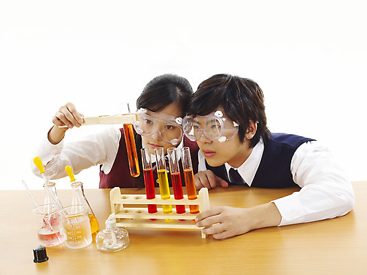 포토 JPG 스튜디오촬영 학생 여학생 여자 교육 남자 교복 남학생 과학 부분 청소년 탁자 고등학생 수업 실험기구 실험 사람 상반신 두명 친구 스쿨라이프 한국인 스포이트 책상 시험관 비커 과학교육 실습 보안경 유리관 알코올램프 시험관대 유리관집게 유리막대 십대만 국내포토 라이프스타일 옷 가구 학교 관계 실내 집게 동양인 막대 안전장비 피펫 파일형식