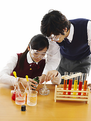 포토 JPG 스튜디오촬영 학생 여학생 여자 교육 남자 교복 남학생 과학 부분 청소년 탁자 고등학생 수업 실험기구 실험 사람 상반신 두명 친구 스쿨라이프 한국인 스포이트 책상 시험관 비커 과학교육 실습 보안경 유리관 알코올램프 시험관대 유리관집게 유리막대 십대만 국내포토 라이프스타일 옷 가구 학교 관계 실내 집게 동양인 막대 안전장비 피펫 파일형식