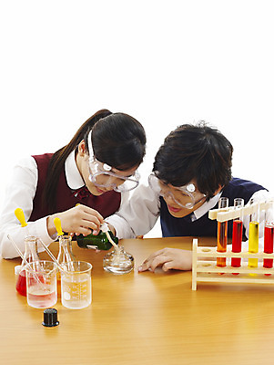 포토 JPG 스튜디오촬영 학생 여학생 여자 교육 남자 교복 남학생 과학 부분 청소년 탁자 고등학생 수업 실험기구 실험 사람 상반신 두명 친구 스쿨라이프 한국인 스포이트 책상 시험관 비커 과학교육 실습 보안경 유리관 알코올램프 시험관대 유리막대 십대만 국내포토 라이프스타일 옷 가구 학교 관계 실내 동양인 막대 안전장비 피펫 파일형식
