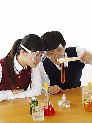 포토 JPG 스튜디오촬영 학생 여학생 여자 교육 남자 교복 남학생 과학 부분 청소년 탁자 고등학생 수업 실험기구 실험 사람 상반신 두명 친구 스쿨라이프 한국인 책상 시험관 비커 과학교육 실습 보안경 유리관 알코올램프 시험관대 시험관집게 유리막대 십대만 국내포토 라이프스타일 옷 가구 학교 관계 실내 집게 동양인 막대 안전장비 파일형식