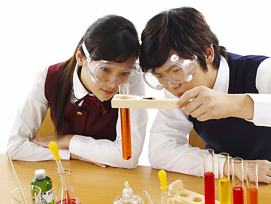 포토 JPG 스튜디오촬영 학생 여학생 여자 교육 남자 교복 남학생 과학 부분 청소년 탁자 고등학생 수업 실험기구 실험 사람 상반신 두명 친구 스쿨라이프 한국인 책상 시험관 비커 과학교육 실습 보안경 유리관 시험관대 시험관집게 유리막대 십대만 국내포토 라이프스타일 옷 가구 학교 관계 실내 집게 동양인 막대 안전장비 파일형식