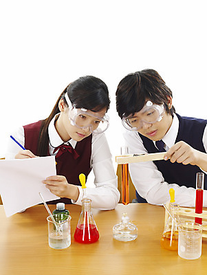 포토 JPG 스튜디오촬영 학생 여학생 여자 교육 남자 교복 남학생 과학 부분 청소년 탁자 고등학생 수업 실험기구 실험 사람 상반신 두명 친구 스쿨라이프 한국인 책상 시험관 비커 과학교육 실습 보안경 유리관 시험관대 시험관집게 유리막대 십대만 국내포토 라이프스타일 옷 가구 학교 관계 실내 집게 동양인 막대 안전장비 파일형식