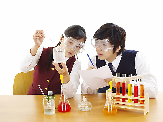 포토 JPG 스튜디오촬영 학생 여학생 여자 교육 남자 교복 남학생 과학 부분 청소년 탁자 고등학생 수업 실험기구 실험 사람 상반신 두명 친구 스쿨라이프 한국인 책상 시험관 비커 과학교육 실습 보안경 유리관 시험관대 십대만 국내포토 라이프스타일 옷 가구 학교 관계 실내 동양인 안전장비 파일형식