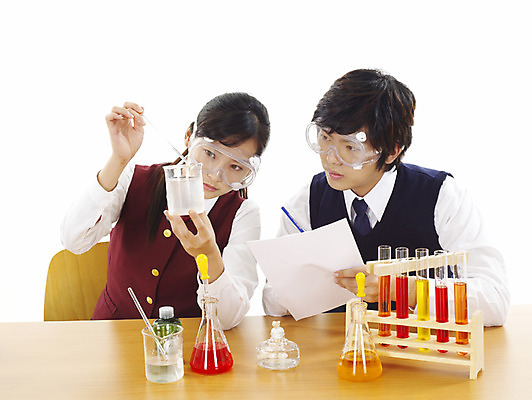 포토 JPG 스튜디오촬영 학생 여학생 여자 교육 남자 교복 남학생 과학 부분 청소년 탁자 고등학생 수업 실험기구 실험 사람 상반신 두명 친구 스쿨라이프 한국인 스포이트 책상 시험관 비커 과학교육 실습 보안경 유리관 알코올램프 시험관대 십대만 국내포토 라이프스타일 옷 가구 학교 관계 실내 동양인 안전장비 피펫 파일형식