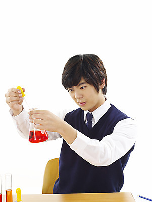 포토 JPG 스튜디오촬영 학생 교육 남자 교복 남학생 과학 부분 청소년 탁자 고등학생 수업 실험기구 실험 한명 사람 상반신 10대 스쿨라이프 한국인 스포이트 책상 시험관 비커 과학교육 실습 남자만 남자한명만 십대만 십대남자만 십대남자한명만 국내포토 1 라이프스타일 옷 가구 학교 실내 동양인 피펫 파일형식