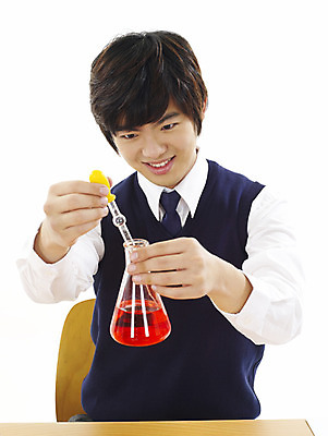 포토 JPG 스튜디오촬영 학생 교육 남자 교복 남학생 과학 부분 청소년 탁자 고등학생 수업 실험기구 실험 한명 사람 상반신 10대 스쿨라이프 한국인 스포이트 책상 시험관 비커 과학교육 실습 남자만 남자한명만 십대만 십대남자만 십대남자한명만 국내포토 1 라이프스타일 옷 가구 학교 실내 동양인 피펫 파일형식