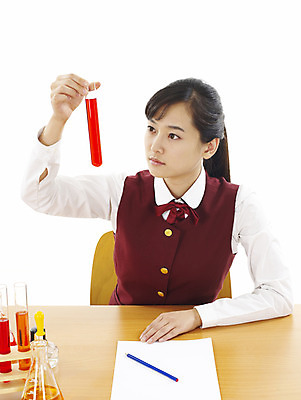 포토 JPG 스튜디오촬영 학생 여학생 여자 교육 교복 과학 부분 청소년 탁자 고등학생 수업 실험기구 실험 한명 사람 상반신 10대 스쿨라이프 한국인 책상 시험관 과학교육 실습 유리관 시험관대 여자만 여자한명만 십대만 십대여자만 십대여자한명만 국내포토 1 라이프스타일 옷 가구 학교 실내 동양인 파일형식