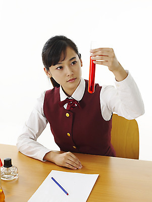 포토 JPG 스튜디오촬영 학생 여학생 여자 교육 교복 과학 부분 청소년 탁자 고등학생 수업 실험기구 실험 한명 사람 상반신 10대 스쿨라이프 한국인 책상 시험관 과학교육 실습 여자만 여자한명만 십대만 십대여자만 십대여자한명만 국내포토 1 라이프스타일 옷 가구 학교 실내 동양인 파일형식