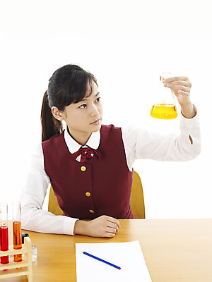 포토 JPG 스튜디오촬영 학생 여학생 여자 교육 교복 과학 부분 청소년 탁자 고등학생 수업 실험기구 실험 한명 사람 상반신 10대 스쿨라이프 한국인 책상 시험관 비커 과학교육 실습 유리관 시험관대 여자만 여자한명만 십대만 십대여자만 십대여자한명만 국내포토 1 라이프스타일 옷 가구 학교 실내 동양인 파일형식
