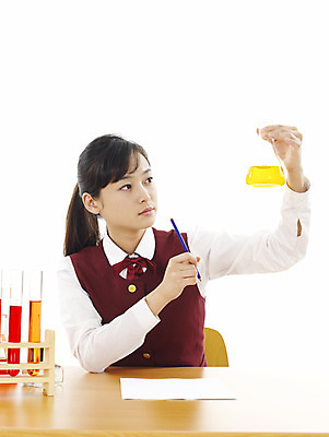 포토 JPG 스튜디오촬영 학생 여학생 여자 교육 교복 과학 부분 청소년 탁자 고등학생 수업 실험기구 실험 한명 사람 상반신 10대 스쿨라이프 한국인 책상 시험관 비커 과학교육 실습 유리관 시험관대 여자만 여자한명만 십대만 십대여자만 십대여자한명만 국내포토 1 라이프스타일 옷 가구 학교 실내 동양인 파일형식