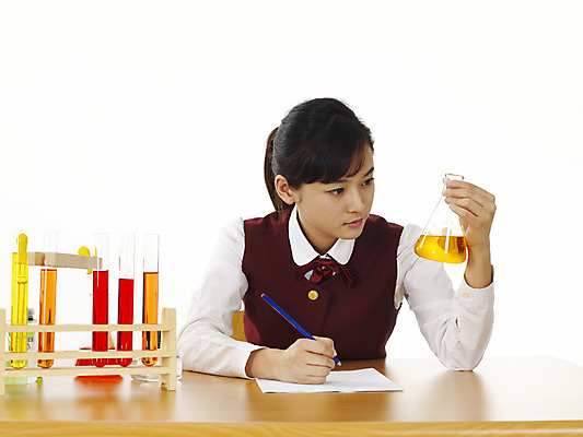 포토 JPG 스튜디오촬영 학생 여학생 여자 교육 교복 과학 부분 청소년 탁자 고등학생 수업 실험기구 실험 한명 사람 상반신 10대 필기구 스쿨라이프 한국인 책상 시험관 비커 과학교육 실습 유리관 시험관대 여자만 여자한명만 십대만 십대여자만 십대여자한명만 국내포토 1 라이프스타일 옷 가구 학교 문구용품 실내 동양인 파일형식