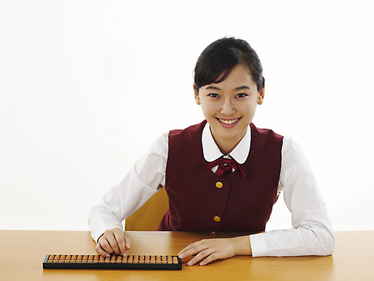 포토 JPG 스튜디오촬영 학생 여학생 여자 교육 부분 청소년 고등학생 한명 사람 상반신 10대 스쿨라이프 한국인 주판 계산 책상 주산 여자만 여자한명만 십대만 십대여자만 십대여자한명만 국내포토 1 라이프스타일 가구 학교 실내 동양인 계산기 파일형식