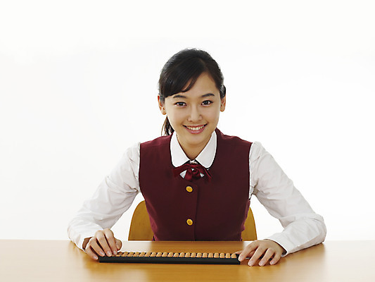 포토 JPG 스튜디오촬영 학생 여학생 여자 교육 부분 청소년 고등학생 한명 사람 상반신 10대 스쿨라이프 한국인 주판 계산 책상 주산 여자만 여자한명만 십대만 십대여자만 십대여자한명만 국내포토 1 라이프스타일 가구 학교 실내 동양인 계산기 파일형식