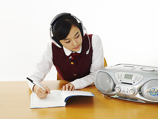 포토 JPG 스튜디오촬영 학생 여학생 여자 교육 부분 청소년 고등학생 한명 사람 상반신 10대 책 스쿨라이프 헤드셋 듣기 한국인 카세트테이프 책상 라디오 교육방송 참고서 여자만 여자한명만 십대만 십대여자만 십대여자한명만 국내포토 1 라이프스타일 음향기기 가구 학교 모션 실내 동양인 전자제품 헤드폰 파일형식