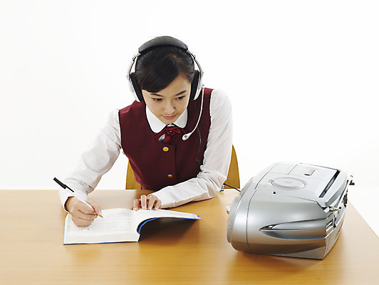 포토 JPG 스튜디오촬영 학생 여학생 여자 교육 부분 청소년 고등학생 한명 사람 상반신 10대 책 스쿨라이프 헤드셋 듣기 한국인 카세트테이프 책상 라디오 교육방송 참고서 여자만 여자한명만 십대만 십대여자만 십대여자한명만 국내포토 1 라이프스타일 음향기기 가구 학교 모션 실내 동양인 전자제품 헤드폰 파일형식