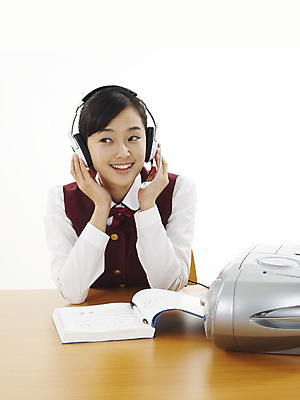 포토 JPG 스튜디오촬영 학생 여학생 여자 교육 부분 청소년 고등학생 한명 사람 상반신 10대 책 스쿨라이프 헤드셋 듣기 한국인 카세트테이프 책상 라디오 교육방송 참고서 여자만 여자한명만 십대만 십대여자만 십대여자한명만 국내포토 1 라이프스타일 음향기기 가구 학교 모션 실내 동양인 전자제품 헤드폰 파일형식