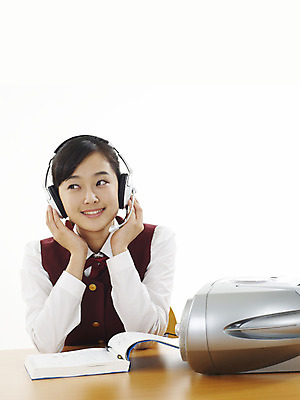 포토 JPG 스튜디오촬영 학생 여학생 여자 교육 부분 청소년 고등학생 한명 사람 상반신 10대 책 스쿨라이프 헤드셋 듣기 한국인 카세트테이프 책상 라디오 교육방송 참고서 여자만 여자한명만 십대만 십대여자만 십대여자한명만 국내포토 1 라이프스타일 음향기기 가구 학교 모션 실내 동양인 전자제품 헤드폰 파일형식