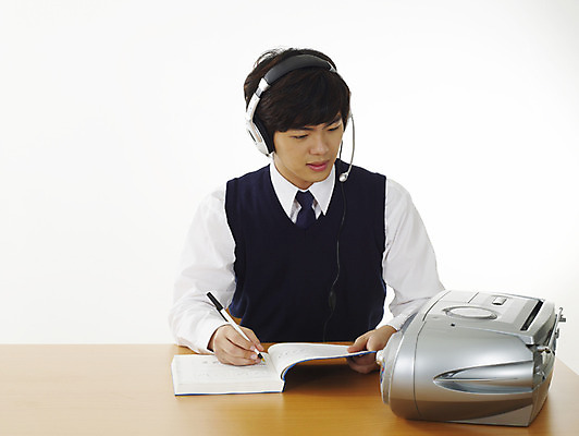 포토 JPG 스튜디오촬영 학생 교육 남자 남학생 부분 청소년 고등학생 한명 사람 상반신 10대 책 스쿨라이프 헤드셋 듣기 한국인 카세트테이프 책상 라디오 교육방송 참고서 남자만 남자한명만 십대만 십대남자만 십대남자한명만 국내포토 1 라이프스타일 음향기기 가구 학교 모션 실내 동양인 전자제품 헤드폰 파일형식