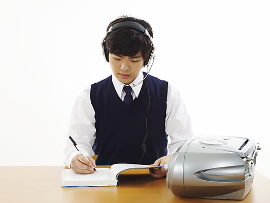 포토 JPG 스튜디오촬영 학생 교육 남자 남학생 부분 청소년 고등학생 한명 사람 상반신 10대 책 스쿨라이프 헤드셋 듣기 한국인 카세트테이프 책상 라디오 교육방송 참고서 남자만 남자한명만 십대만 십대남자만 십대남자한명만 국내포토 1 라이프스타일 음향기기 가구 학교 모션 실내 동양인 전자제품 헤드폰 파일형식