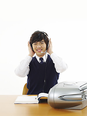 포토 JPG 스튜디오촬영 학생 교육 남자 남학생 부분 청소년 고등학생 한명 사람 상반신 10대 책 스쿨라이프 헤드셋 듣기 한국인 카세트테이프 책상 라디오 교육방송 참고서 남자만 남자한명만 십대만 십대남자만 십대남자한명만 국내포토 1 라이프스타일 음향기기 가구 학교 모션 실내 동양인 전자제품 헤드폰 파일형식