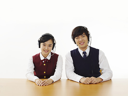 포토 JPG 스튜디오촬영 학생 여학생 여자 교육 남자 남학생 부분 청소년 고등학생 사람 상반신 두명 10대 친구 스쿨라이프 헤드셋 듣기 한국인 책상 교육방송 라디오방송 십대만 국내포토 라이프스타일 음향기기 가구 학교 관계 모션 실내 동양인 헤드폰 파일형식