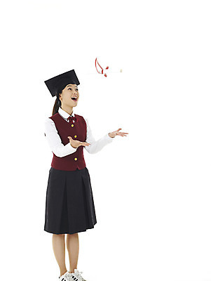 포토 JPG 스튜디오촬영 전신 학생 여학생 여자 교육 교복 학사모 졸업 청소년 고등학생 한명 누끼 사람 이벤트 10대 스쿨라이프 한국인 졸업장 여자만 여자한명만 십대만 십대여자만 십대여자한명만 국내포토 모자_잡화 1 라이프스타일 옷 학교 실내 동양인 파일형식