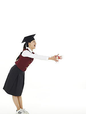 포토 JPG 스튜디오촬영 전신 학생 여학생 여자 교육 교복 학사모 졸업 청소년 고등학생 한명 누끼 사람 손짓 이벤트 10대 스쿨라이프 한국인 졸업장 여자만 여자한명만 십대만 십대여자만 십대여자한명만 국내포토 모자_잡화 1 라이프스타일 옷 학교 모션 실내 동양인 파일형식