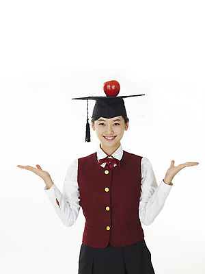 포토 JPG 스튜디오촬영 학생 여학생 여자 교육 열매 교복 과일 학사모 졸업 부분 청소년 고등학생 한명 누끼 사람 손짓 이벤트 상반신 10대 스쿨라이프 한국인 사과 여자만 여자한명만 십대만 십대여자만 십대여자한명만 국내포토 식물 모자_잡화 1 라이프스타일 옷 학교 모션 실내 동양인 파일형식