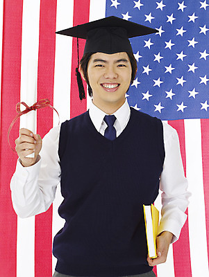포토 JPG 스튜디오촬영 학생 교육 남자 교복 나라 남학생 학사모 졸업 부분 청소년 고등학생 한명 사람 이벤트 상반신 10대 책 스쿨라이프 미국 한국인 성조기 국기 졸업장 인재 남자만 남자한명만 십대만 십대남자만 십대남자한명만 국내포토 모자_잡화 1 라이프스타일 옷 북아메리카 학교 실내 동양인 파일형식