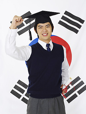 포토 JPG 스튜디오촬영 학생 교육 남자 교복 나라 남학생 학사모 졸업 부분 청소년 고등학생 한명 사람 손짓 이벤트 상반신 10대 스쿨라이프 주먹 한국인 국기 태극기 졸업장 인재 남자만 남자한명만 십대만 십대남자만 십대남자한명만 국내포토 모자_잡화 1 라이프스타일 옷 학교 모션 실내 동양인 파일형식