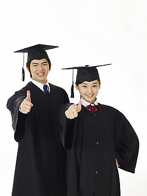 포토 JPG 스튜디오촬영 학생 여학생 여자 교육 남자 남학생 학사모 졸업 부분 고등학생 누끼 사람 손짓 이벤트 상반신 두명 10대 친구 스쿨라이프 한국인 엄지손가락 최고 졸업가운 십대만 국내포토 모자_잡화 라이프스타일 손가락 학교 관계 모션 청소년 실내 동양인 가운 파일형식