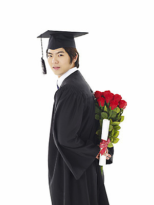 포토 JPG 스튜디오촬영 학생 교육 남자 꽃 남학생 꽃다발 학사모 졸업 부분 청소년 고등학생 선물 한명 누끼 사람 이벤트 상반신 10대 장미 스쿨라이프 한국인 축하 졸업가운 졸업장 남자만 남자한명만 십대만 십대남자만 십대남자한명만 국내포토 식물 모자_잡화 1 라이프스타일 컨셉 학교 실내 동양인 가운 파일형식